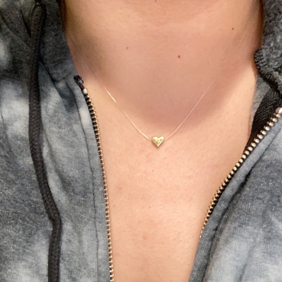 Tiny gold heart necklace - Picture 3 of 5